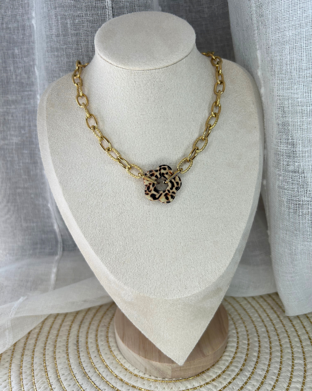 Nesrine | Collier doré et fleur léopard