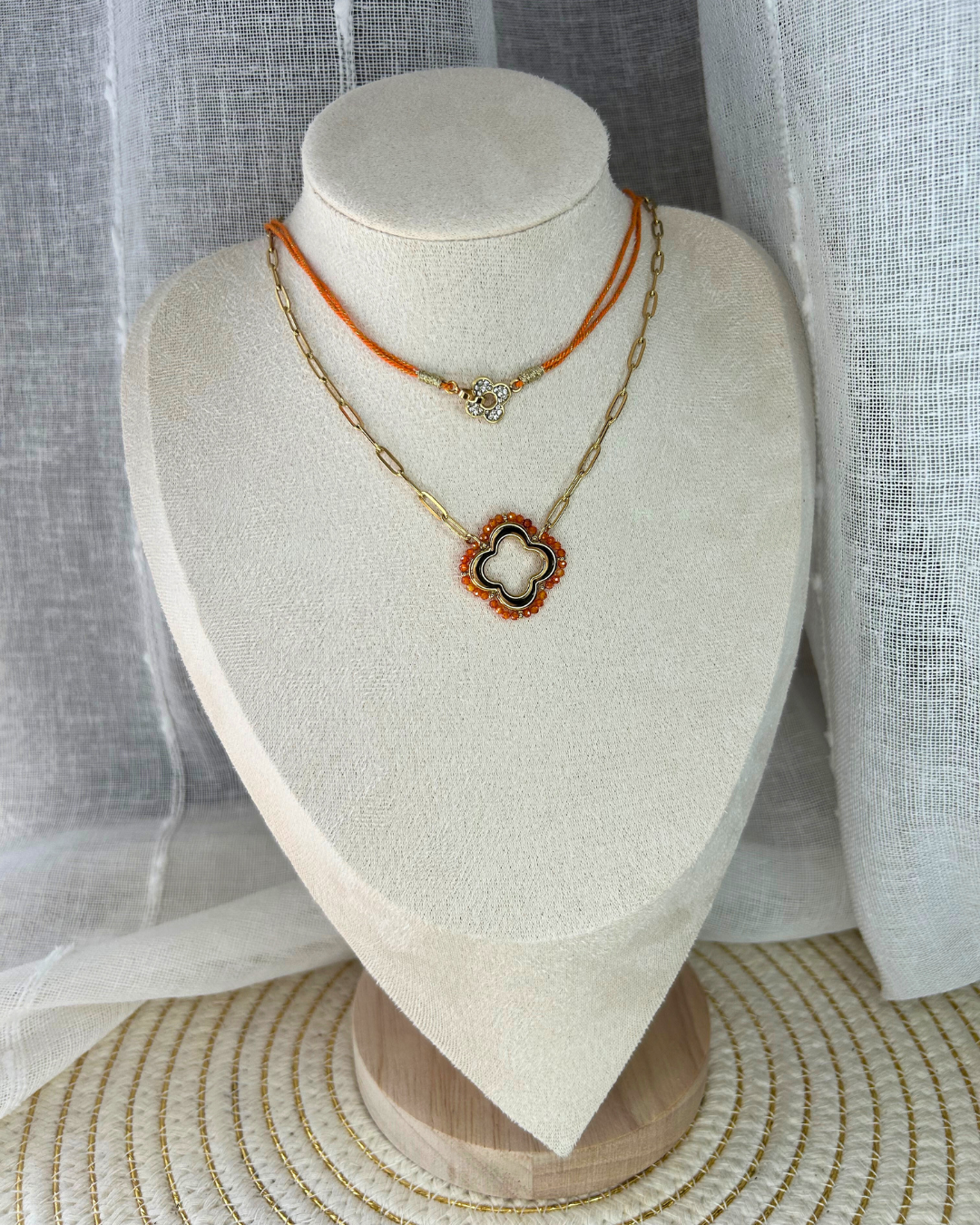 Nola | Collier doré et pendentif trèfle orange