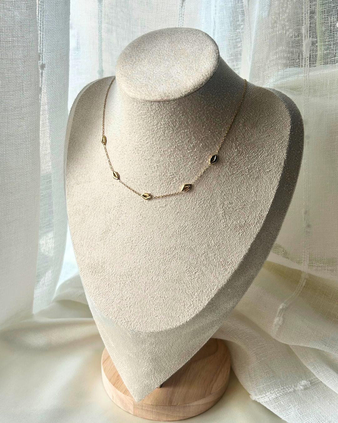 Bisous | Collier doré et pendentifs lèvres