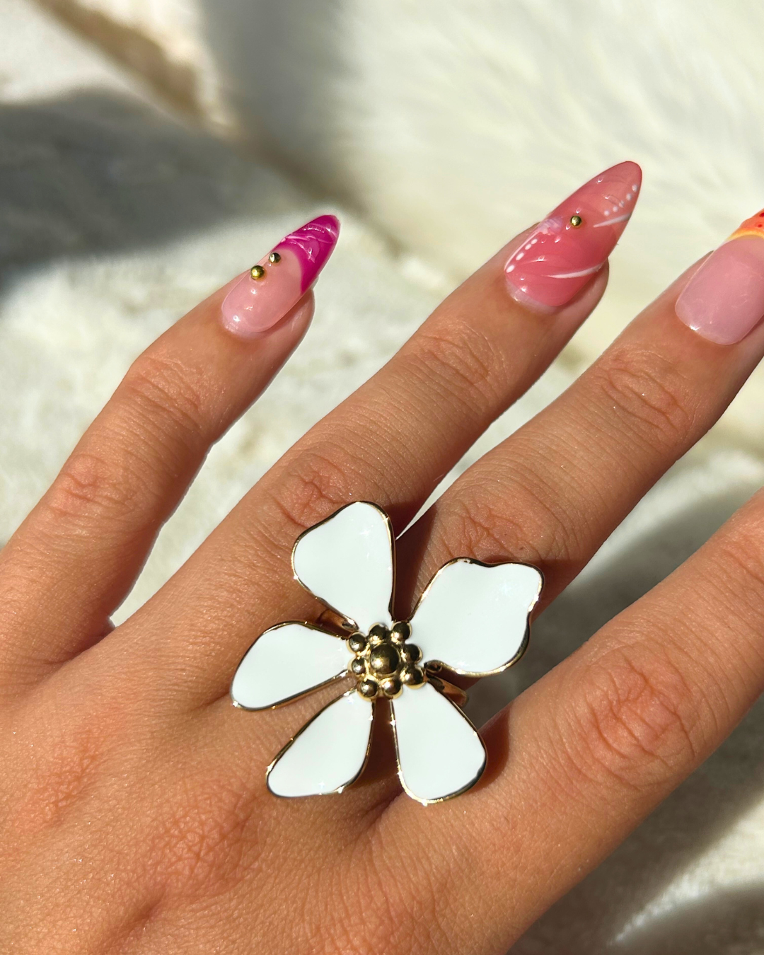 Jasmina | Bague dorée et fleur blanche