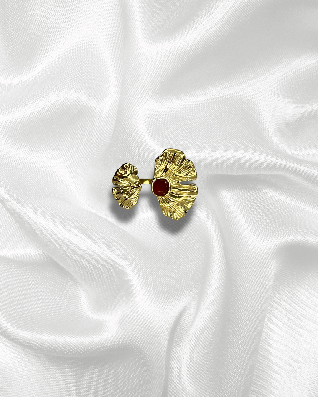 Albane | Bague dorée feuilles et pierre