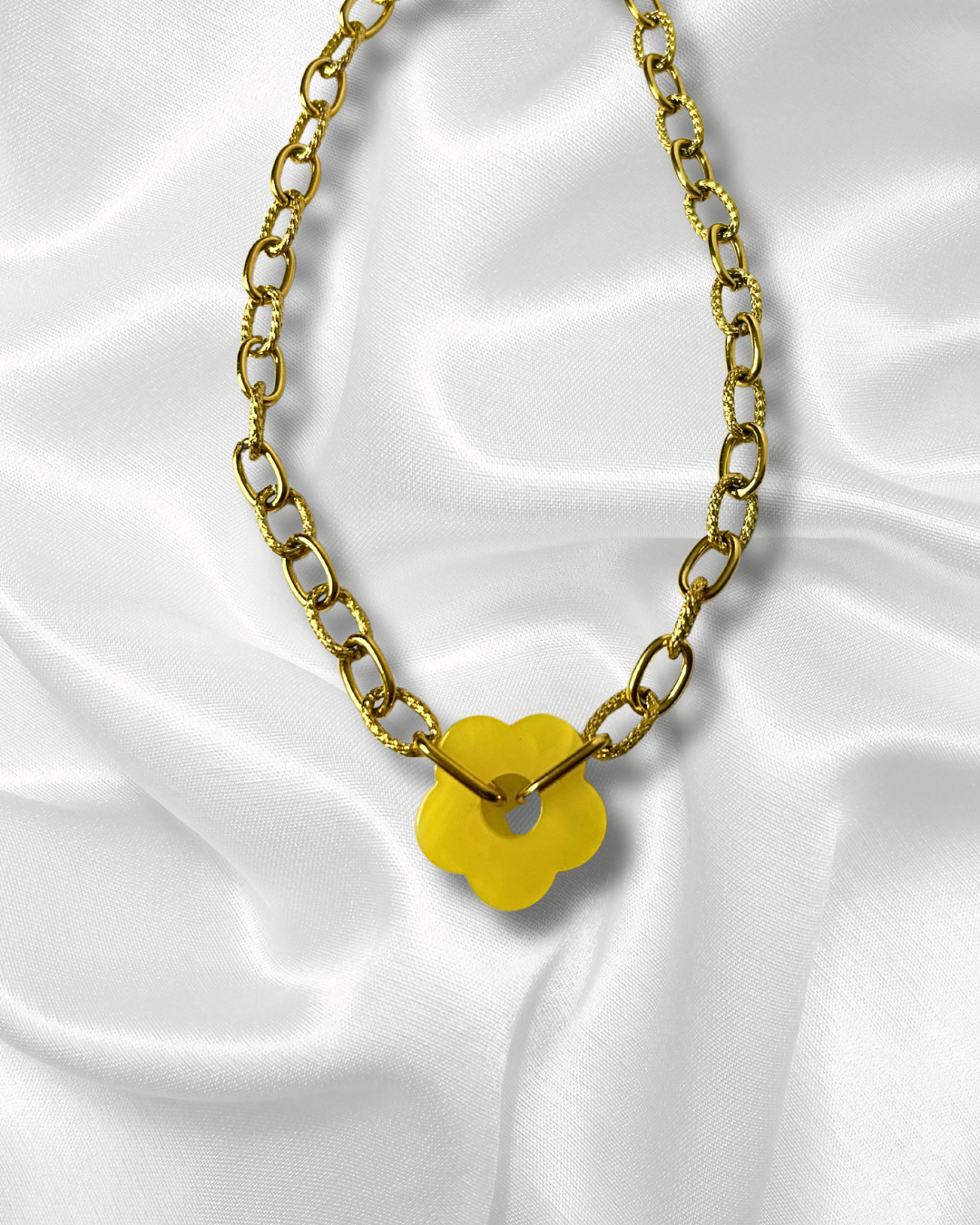 Nesrine | Collier doré et fleur