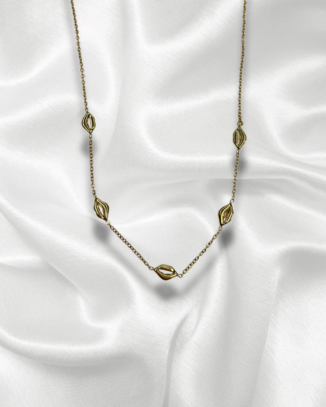 Bisous | Collier doré et pendentifs lèvres