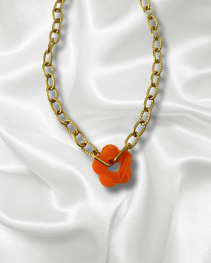 Nesrine | Collier doré et fleur