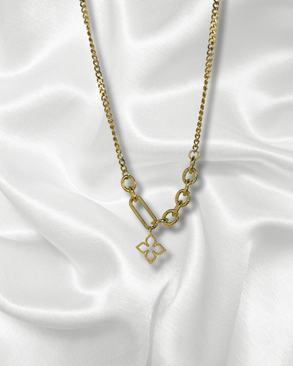 Inaya | Collier doré et pendentif trèfle