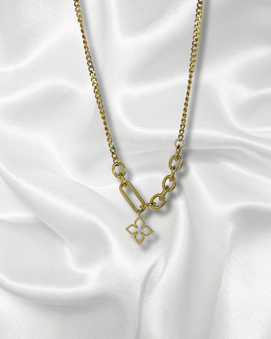 Inaya | Collier doré et pendentif trèfle