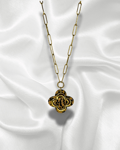 Elva | Collier doré et pendentif trèfle léopard