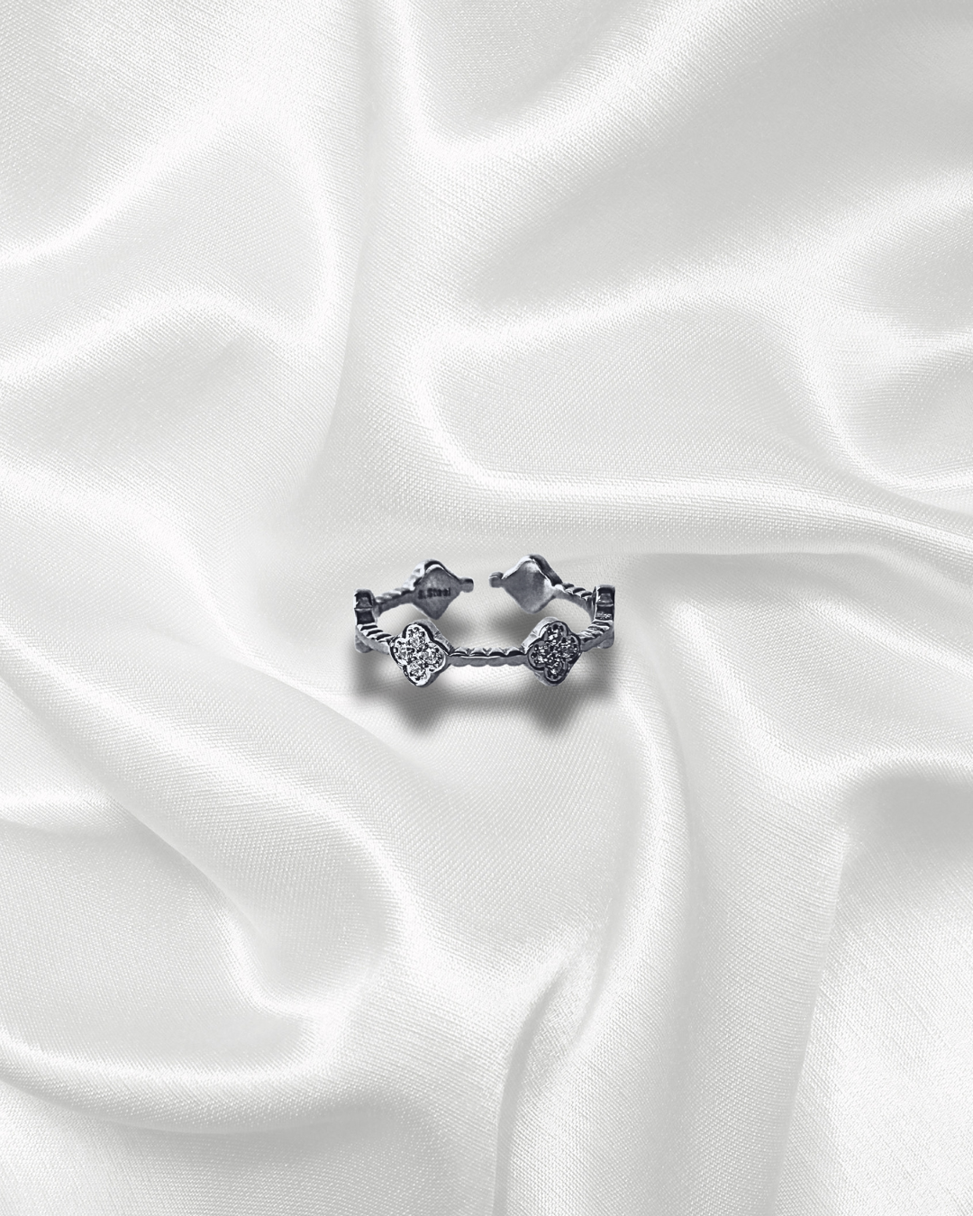 Diana | Bague trèfle serti de strass