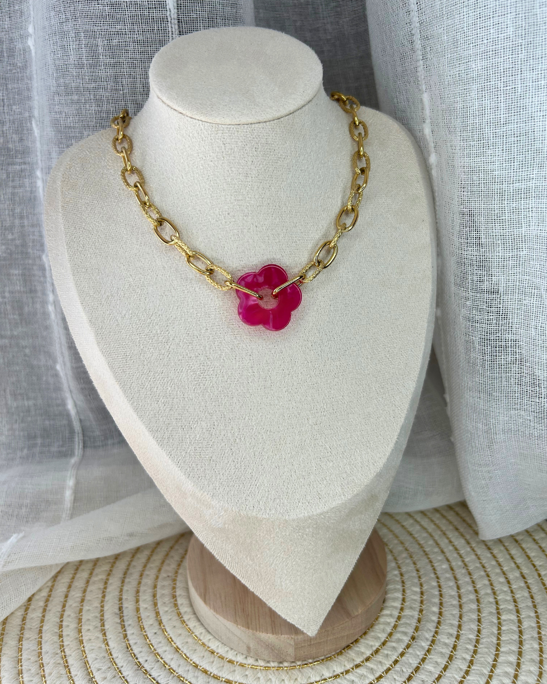 Nesrine | Collier doré et fleur