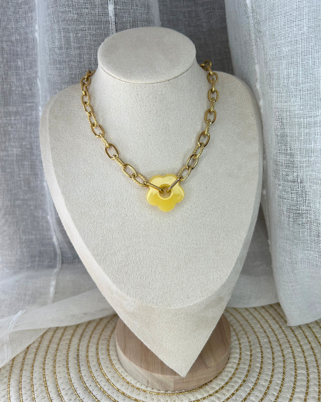 Nesrine | Collier doré et fleur