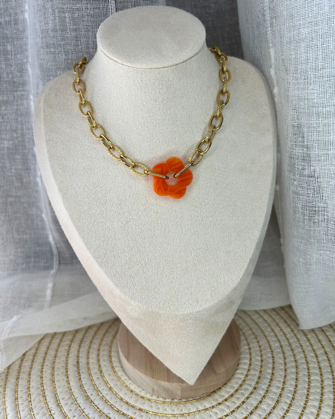 Nesrine | Collier doré et fleur