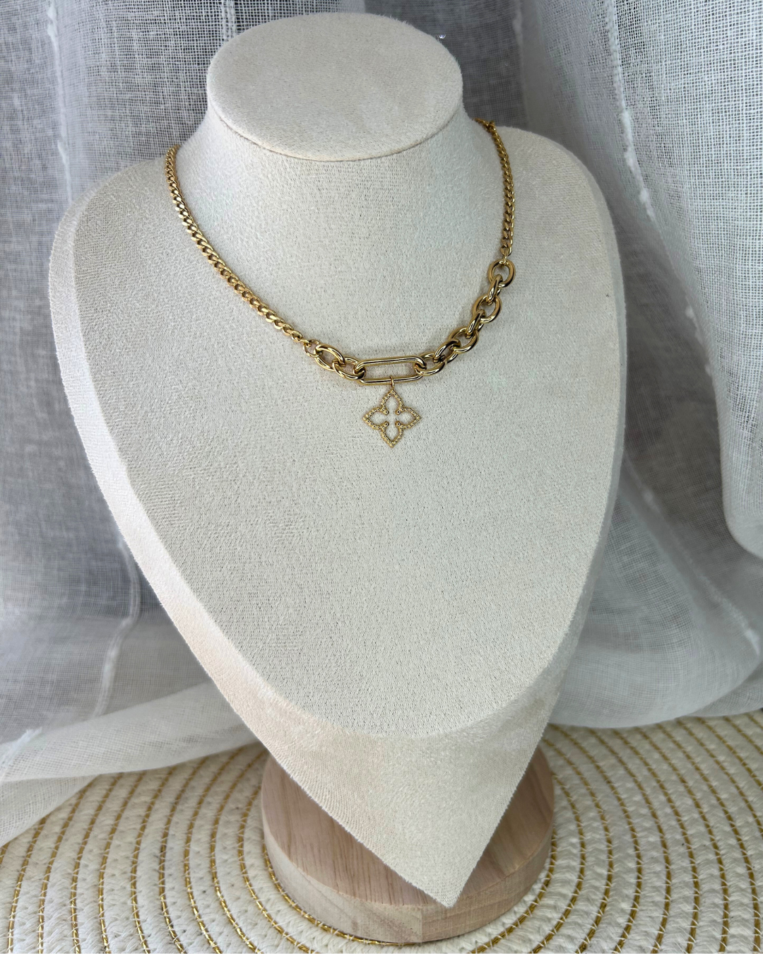 Inaya | Collier doré et pendentif trèfle