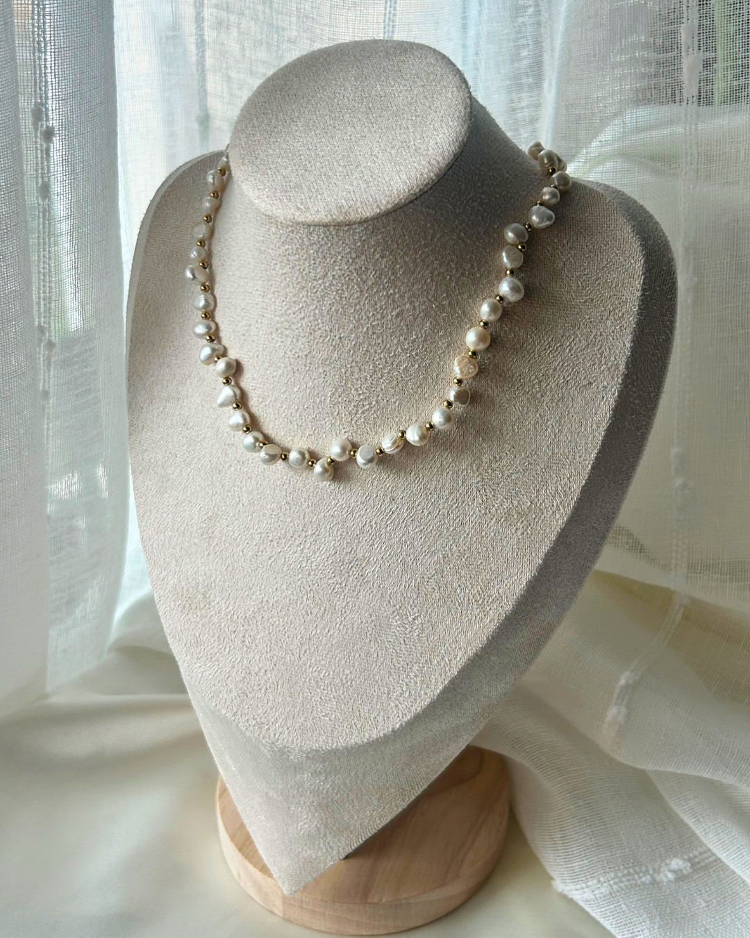 Dina | Collier doré avec perles irrégulières