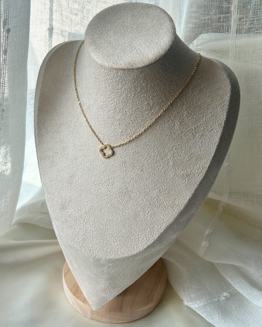Elia | Collier pendentif fleur ajourée