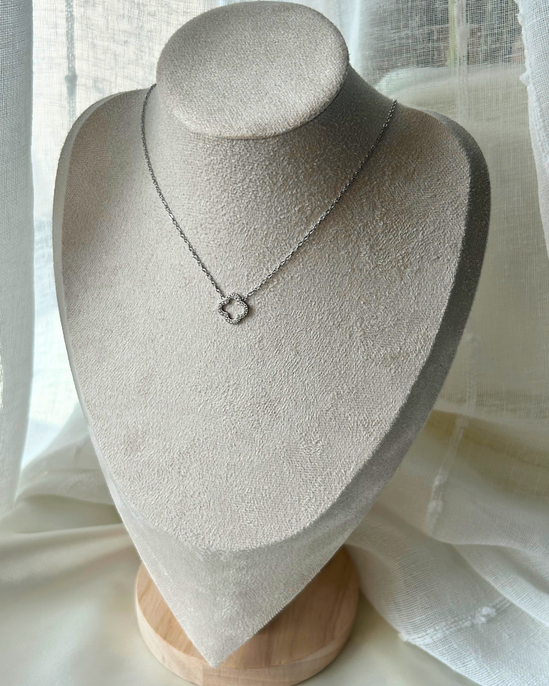 Elia | Collier pendentif fleur ajourée
