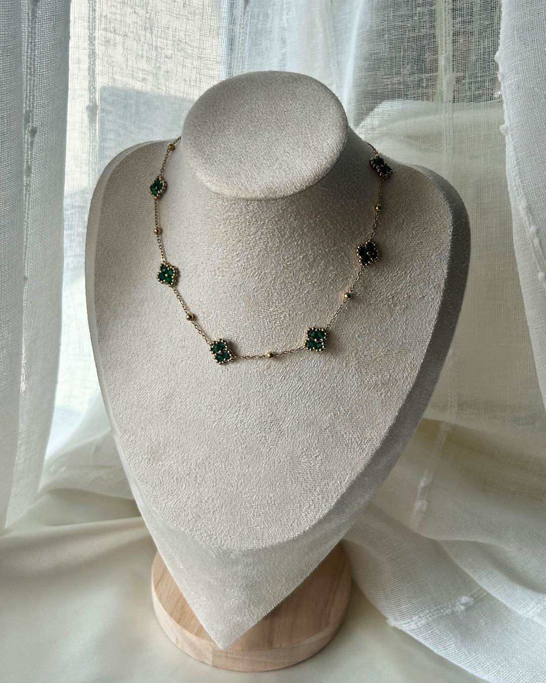 Hanna | Collier doré perles et pierres vertes