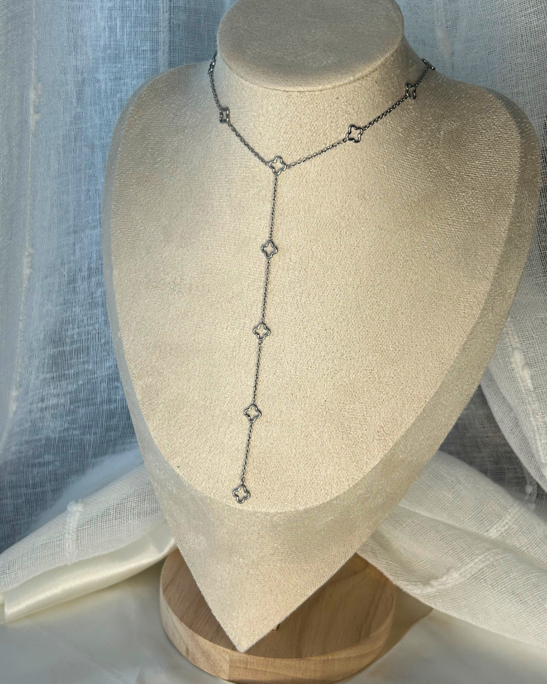 Lila | Collier en Y argenté avec motifs trèfle