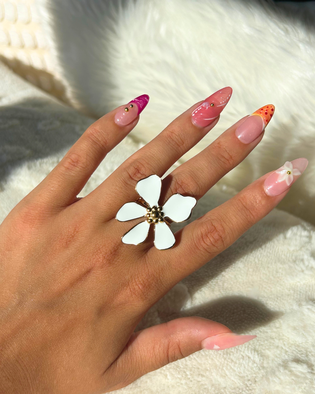 Jasmina | Bague dorée et fleur blanche