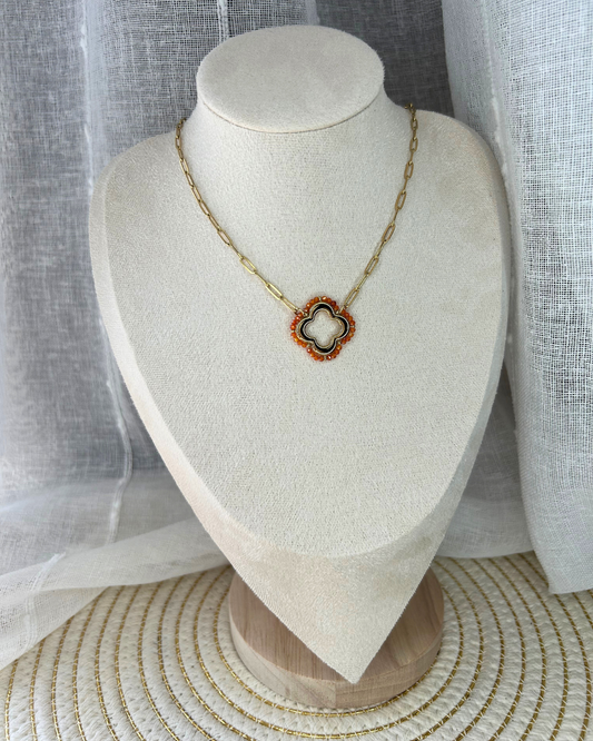 Nola | Collier doré et pendentif trèfle orange