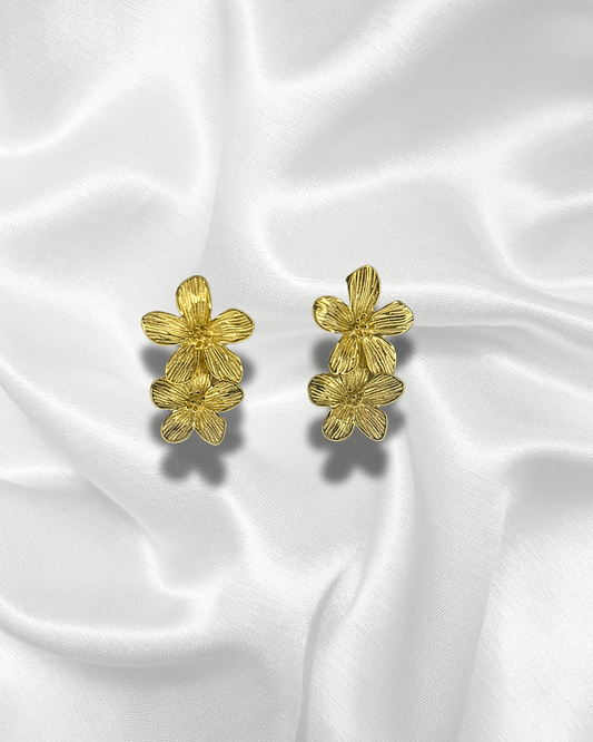 Camélia | Boucles d’oreilles dorées fleurs pendantes